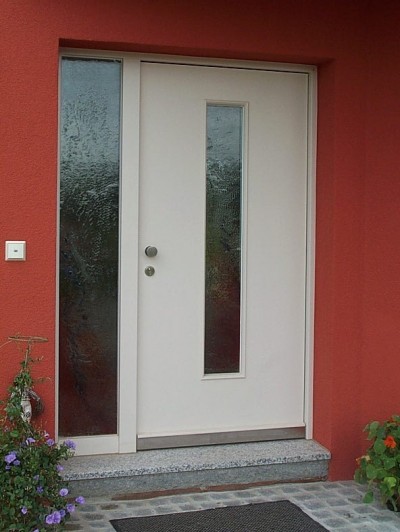 Haustüre weiß mit Lichtausschnitt und Glasseitenteil
